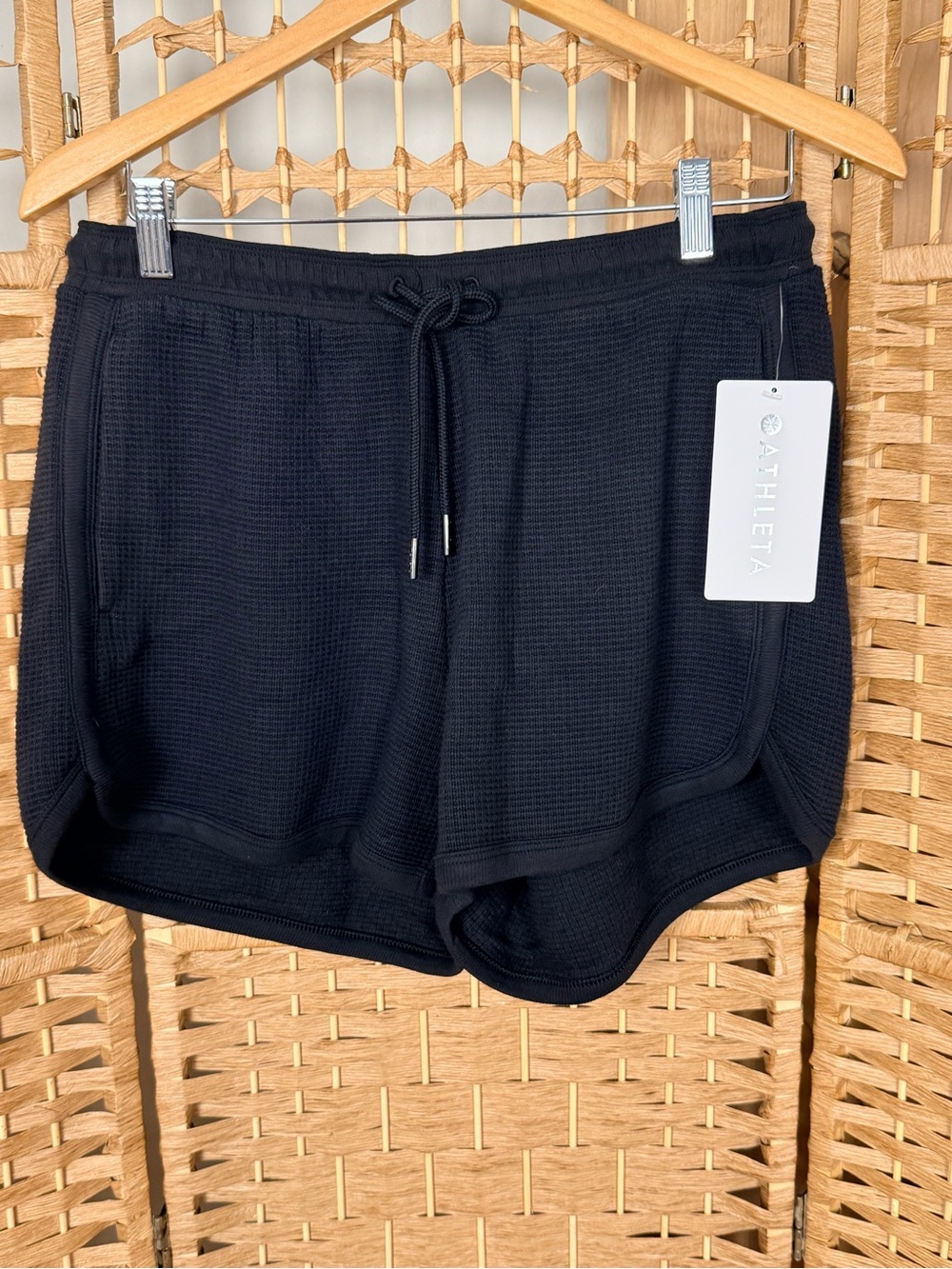 NWT Athleta Tranquil Mid-Rise Waffle Shorts Black Size Medium